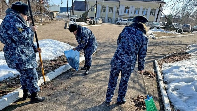 В Тверской области сотрудники УФСИН организовали субботник на «Аллее памяти»
