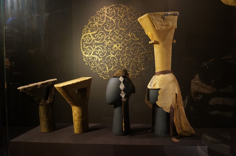 1. КАРКАС БОККИ - Береста, лерево, кость. жилы животных, шелковые нити. 2. ТКАНЬ НА КАРКАСЕ БОККИ - Шелк, набойка золотой фольгой,. 3. ШАПОЧКА ДЛЯ ФИКСАЦИИ БОККИ НА ГОЛОВЕ - Шелк. жемчуг. 4. БОККА С ШАПОЧКОЙ - Чехол - шелк, жемчуг стеклянный бисекр; амулеты - золото, бирюза; шапочка - шелк, золотные нити на органической основе, шелковая вата, жемчуг, стеклянный бисер