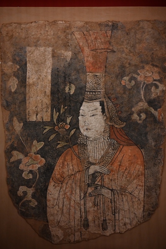 ПОРТРЕТ ВЫСОКОПОСТАВЛЕННОЙ ДАМЫ. Фрагмент стенной росписи. Кочо, Турфанский оазис, вторая половина XIII - XIV век. Лесс, олома, клеевые краски с использованием минеральных пигментов. Государственный Эрмитаж Санкт-Петербург