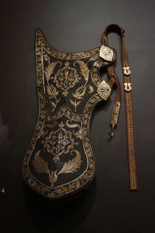 СААДАК (НАЛУЧ,  КОЛЧАН, ПОЯС( - фрагмент. Дар царю Михаилу Федоровичу от крымского хана Джанибек Гирея в 1632 году. Крымское ханство, первая четверть XVIII века. Кожа, шелковая тесьма, камка, серебро, золочение. Музеи Московского Кремля