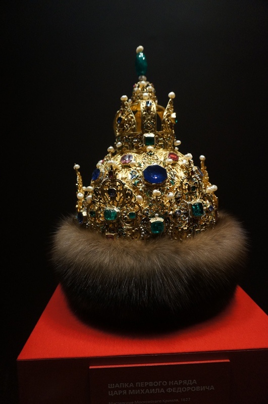 ШАПКА ПЕРВОГО НАРЯДА ЦАРЯ МИХАИЛА ФЕДОРОВИЧА. Мастерские Московского Кремля, 1627. Мастера Якоб Гаст, Кондратий Фрик, Якоб Фрик. Юлиус Фанцкель, Онофрей Ромздер.<br />
Елькан Ардинов, Пент, Андрей Сифрет. Золото, серебро, бриллианты, алмазы, рубины,<br />
соболинный мех. Музеи Московского Кремля