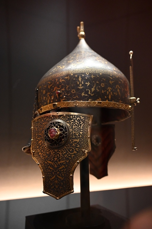 ШЛЕМ "ШАПКА КУЧУМОВСКАЯ". Иран (?), Средняя Азия (?), XVI век, навершие с плюмажной трубкой - Западная Европа (?), Россия (?)  первая половина XVII века. Булатная сталь, золото, шелк, жемчуг, рубины, цветные стекла, эмаль. Музеи Московского Кремля.