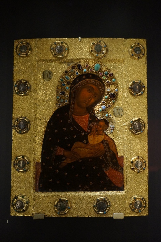 БОГОМАТЕРЬ МЛЕКОПИТАТЕЛЬНИЦА. Живопись - Москва, XVI век.; оклад - Золотая Орда или Русь, XIV век; дробницы и венцы - Москва, конец XIV - начало XV в.<br />
Икона - дерево, темпера; оклад, дробницы и венцы - зопото, серебро, изумруд, жемчуг, шпинели, гранать, бирюза, кварц, халцедон, цветные стекла, эмаль. Музеи Московского Кремля
