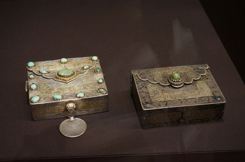 1. КОРАНИЦА и 2. ФУТЛЯР ДЛЯ КОРАНА. 1. Ближний Восток, 1612 год. Принадлежала Исинею Карамышеву сыну Мусаитову. Серебро, золочение, бирюза, недрагоценный металл, резьба, литье, чеканка. 2. Касимов, 1593-1594 годы. Принадлежал хану Ураз-Мухаммеду. Серебро, золочение, бирюза. лазурит, чернь.