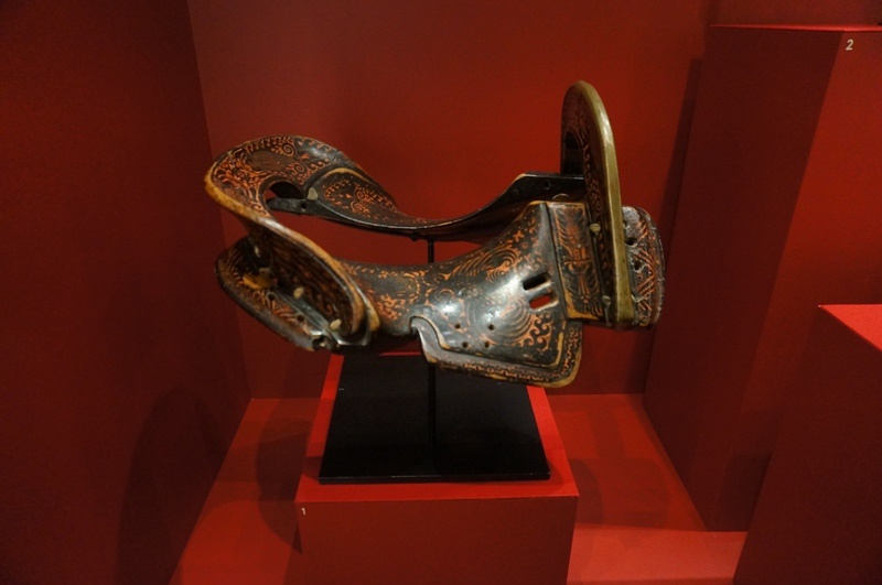 СЕДЛО. Империя Юань XIV век. Дерево, сухожильный шнур, лак.Фонд Мирджани, Москва