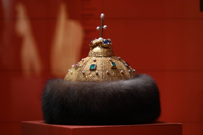 ШАПКА МОНОМАХА. Золотая Орда (?), конец XIII - первая половина XIV века. Кресть и касты камней на тулье - Москва XVII век (?). Золото, еребро, сапфир. рубины, изумруды, шпинели, желтый корунд, жемчуг, эмаль, бархат, атлас, соболиный мех. Музеи Московского Кремля
