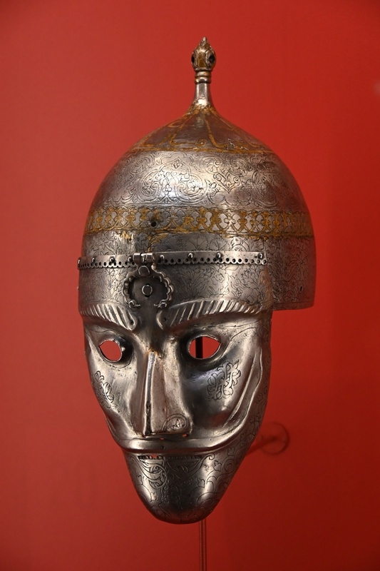 ШЛЕМ С МАСКОЙ. Западный Иран и Восточная Анатолия (?), XV-XVI вв.<br />
Сталь, золочение. Музеи Московского Кремля