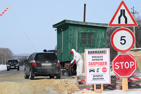 Пост дезинфекции на въезде в село Верх-Ирмень в Новосибирской области, установленный для исключения распространения заболеваний, 17 марта 2026 года / Александр Кряжев/РИА Новости   📷