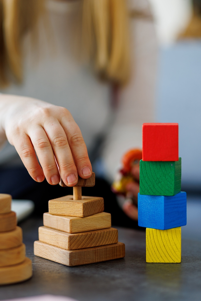 Речь появляется в диалоге, а не в формате «повтори за мной»