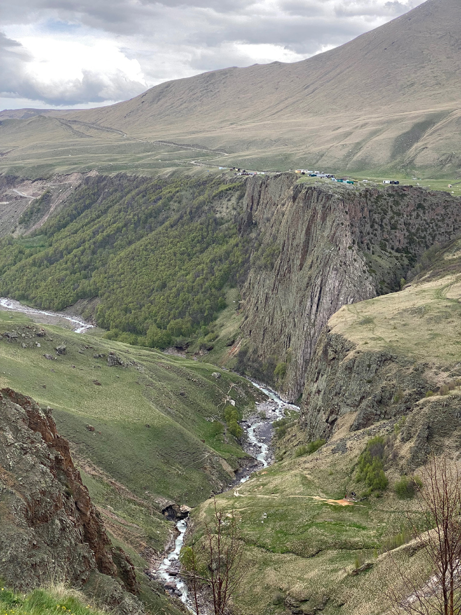 Присмотритесь, какие маленькие домики на правом берегу. Фото автора