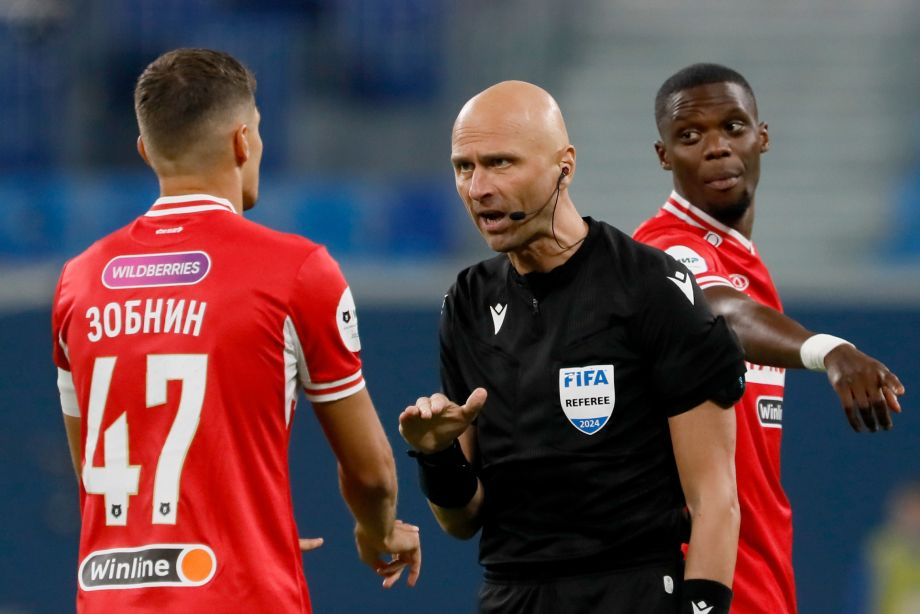 Главный арбитр Сергей Карасев в скандальном матче "Зенит"–"Спартак". Фото из интернета.