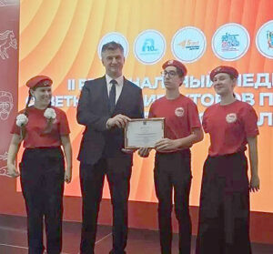 Вручение награды.   
/ ФОТО из архива школы поселка Рассвет Администратор  📷
