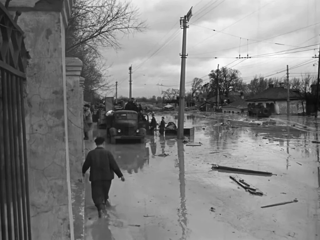 Затопленная улица. Кадр: фильм «Бабий Яр. Контекст»