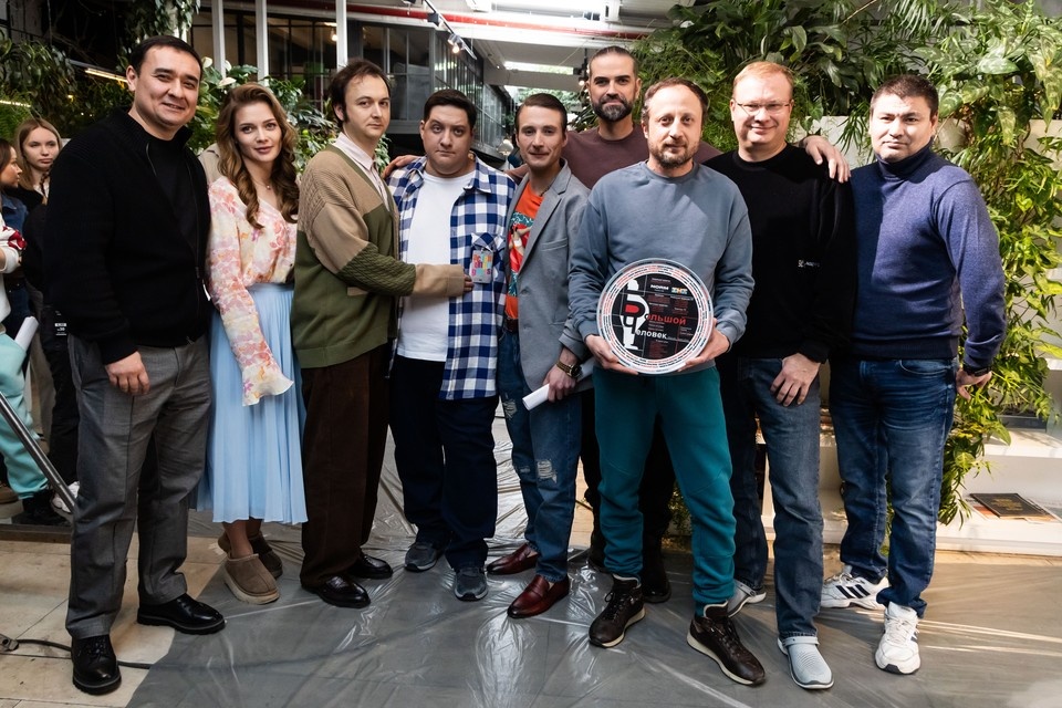    Челябинские продюсеры — Евгений Соболев (второй справа), Марат Дулатов (первый справа) и Антон Косьмин сняли последнюю картину с актером Романом Поповым