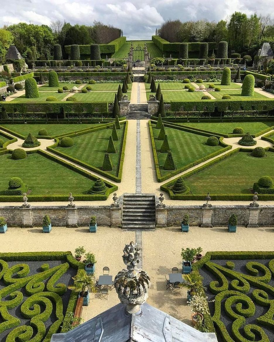 Версаль — эталон французского регулярного сада: строгая симметрия, партеры и бесконечная перспектива