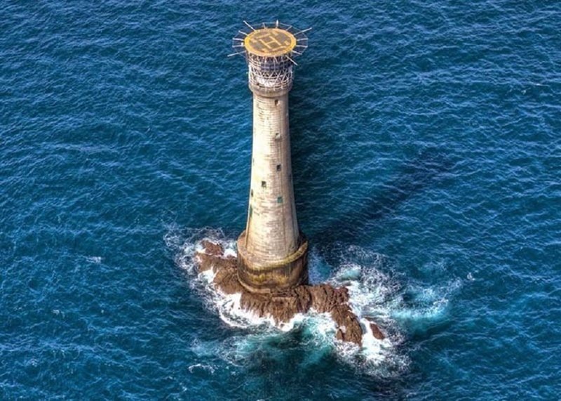 Остров поднимается с глубины 45 метров