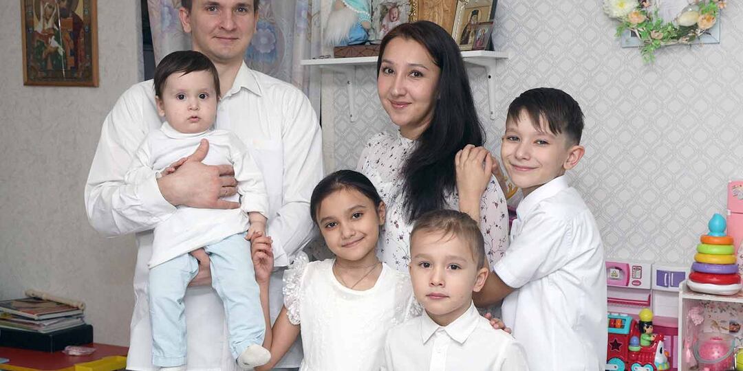 Четверо детей и ангел под облаками