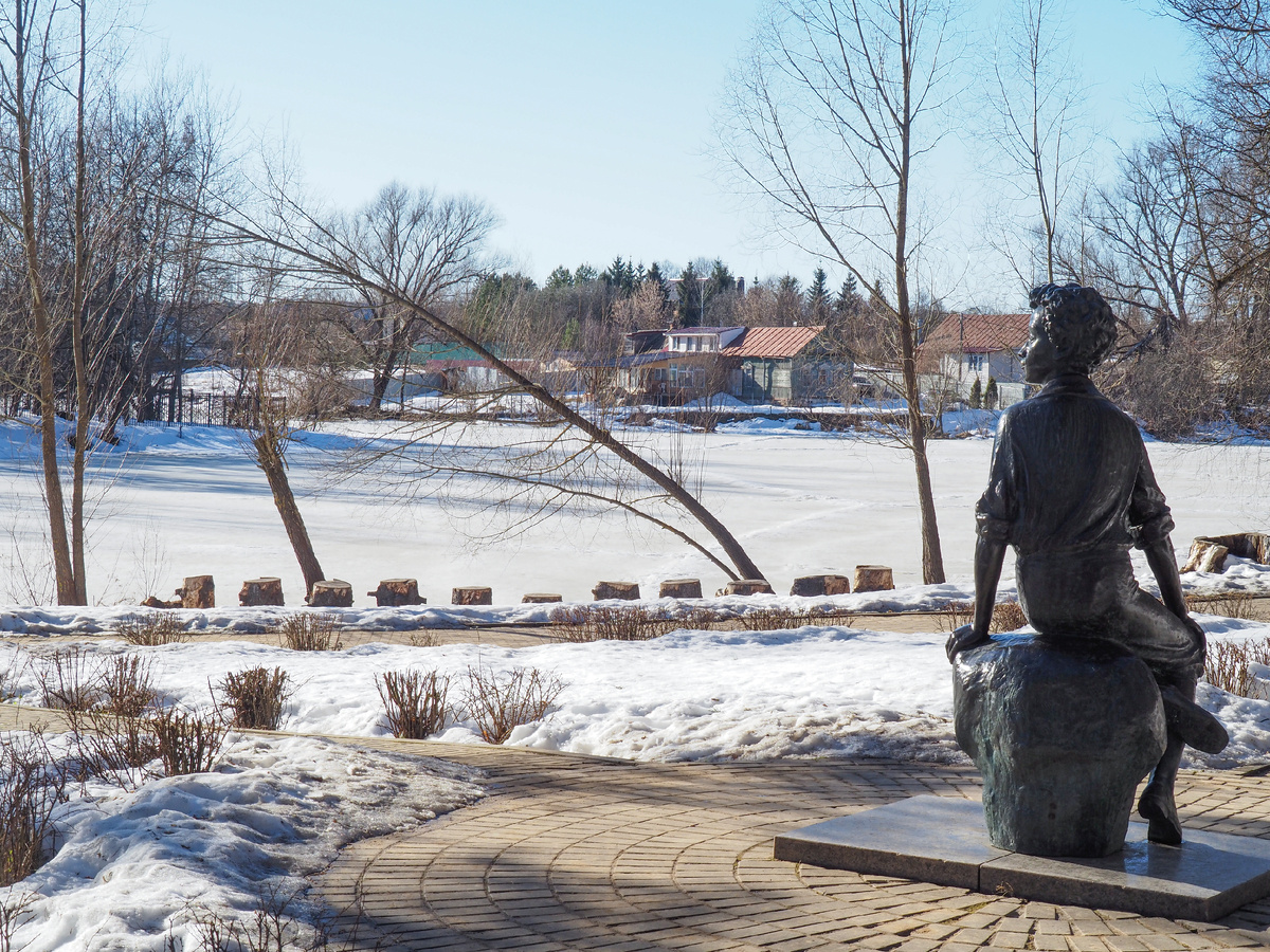 Памятник юному Пушкину в усадьбе Захарово, скульптор Алексей Хижняк, 1999 год. Фото Павел Каманин