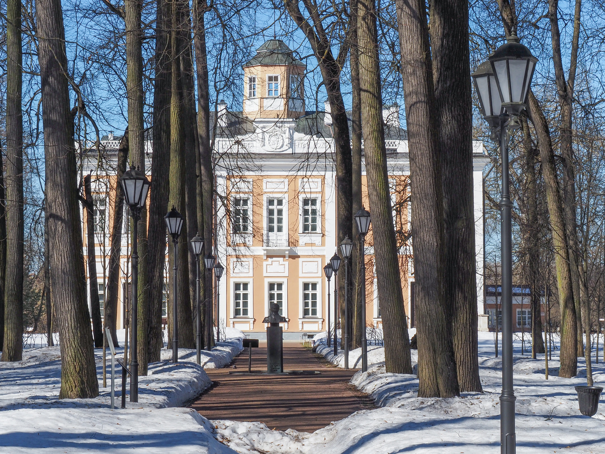 Вид усадьбы со стороны усадебного парка. Фото Павел Каманин