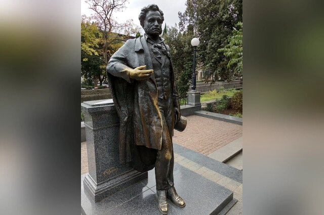    Памятник Пушкину в Ялте: желающих подержать поэта за руку немало. Фото: Наталья Дремова