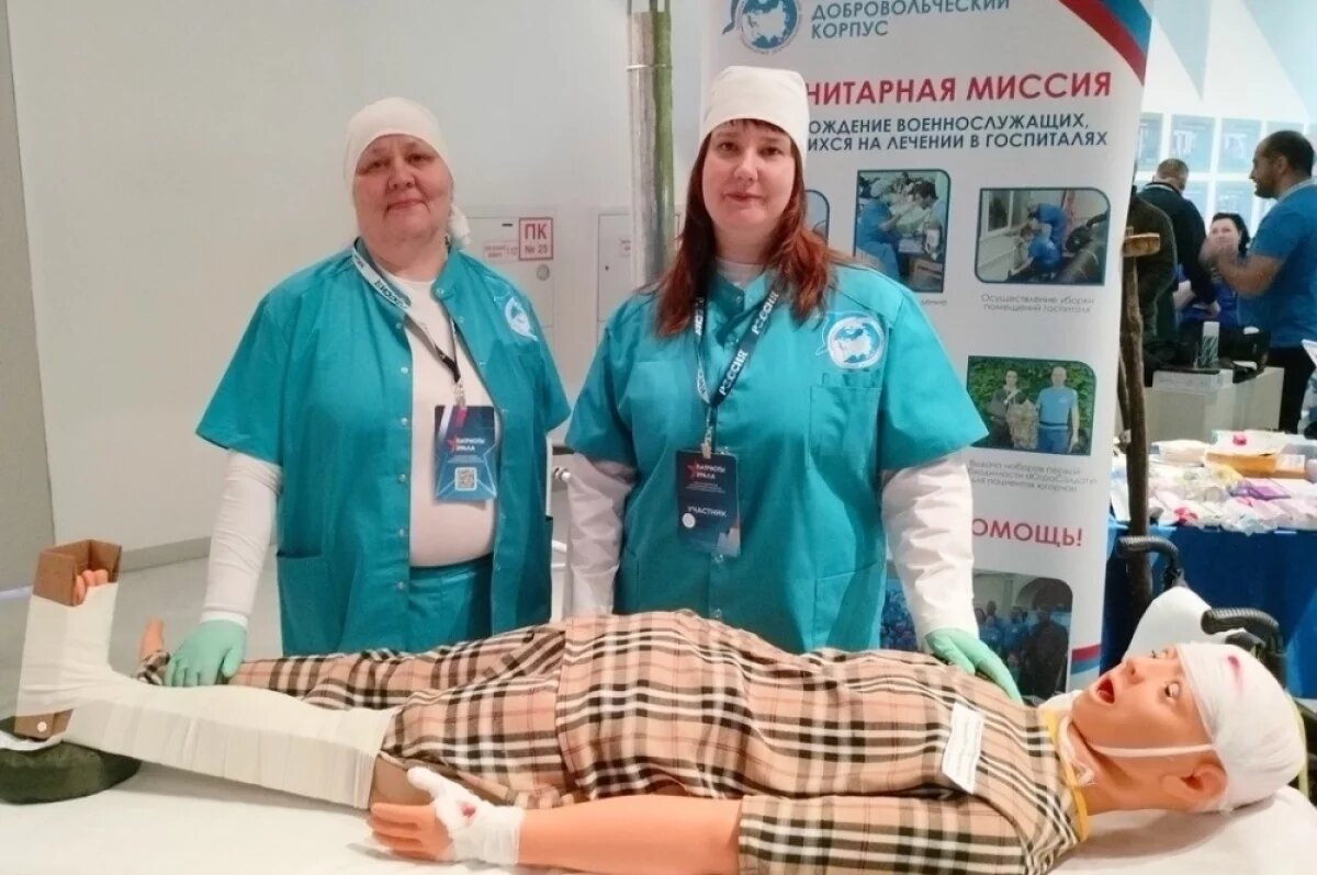    Женщины собирают «коробки добра», отправляют посылки на передовую, работают в госпиталях, льют окопные свечи.