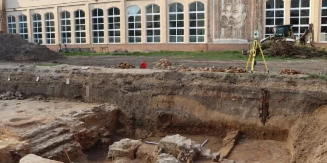 Сенсация в сердце Смоленска: археологи нашли каменный терем XII века!