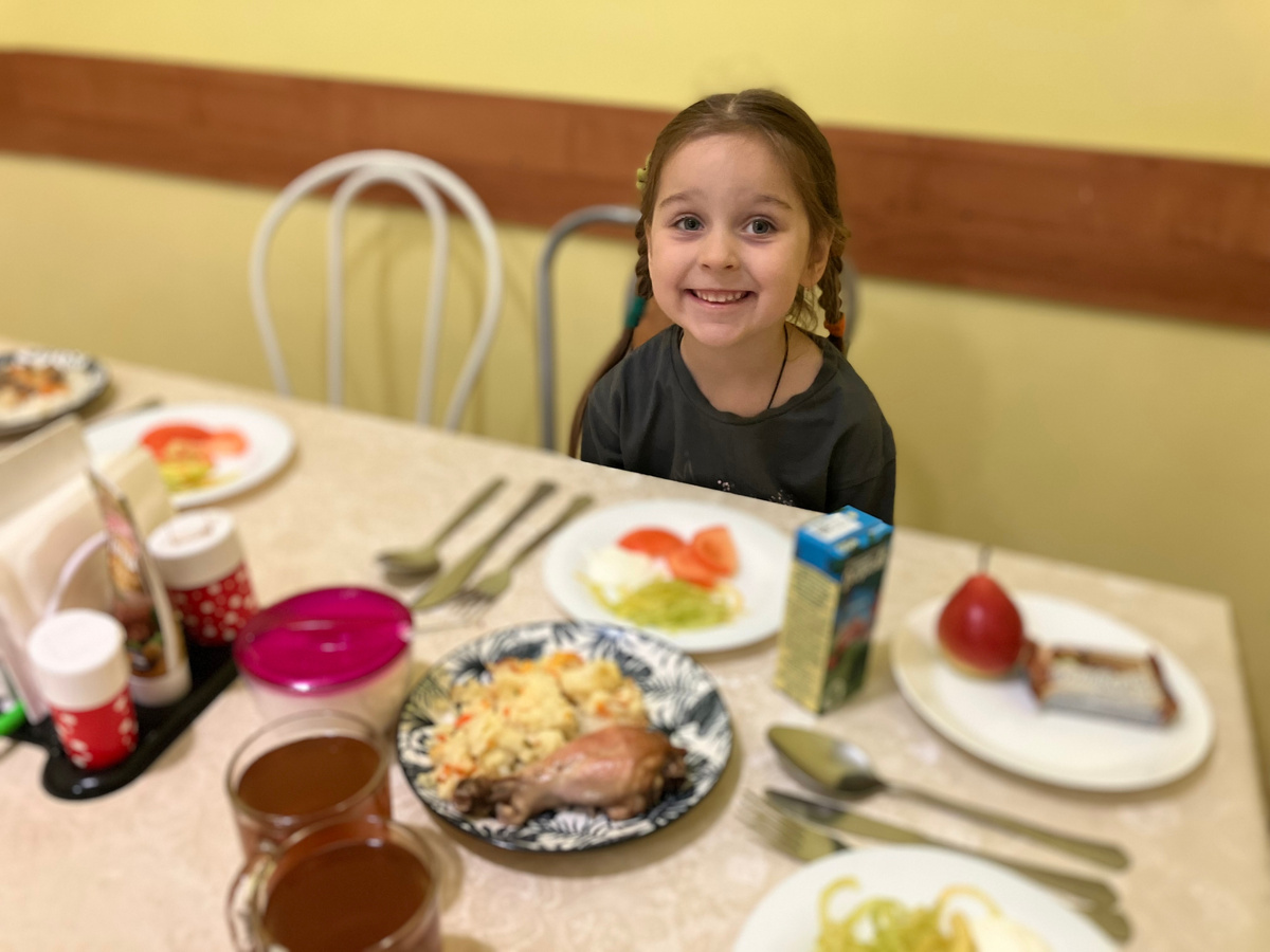 Питание в санатории "Голубые озера". Детям всегда сок, сладости и фрукты. 