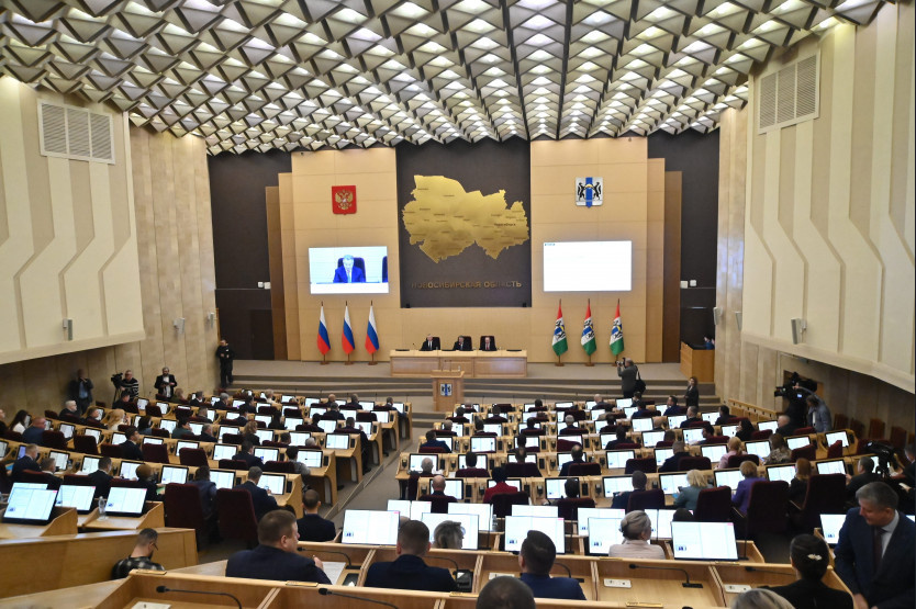    Губернатор и депутаты Новосибирской области обсуждают ситуацию с забоем скота. Фото с личного сайта Андрея Травникова.