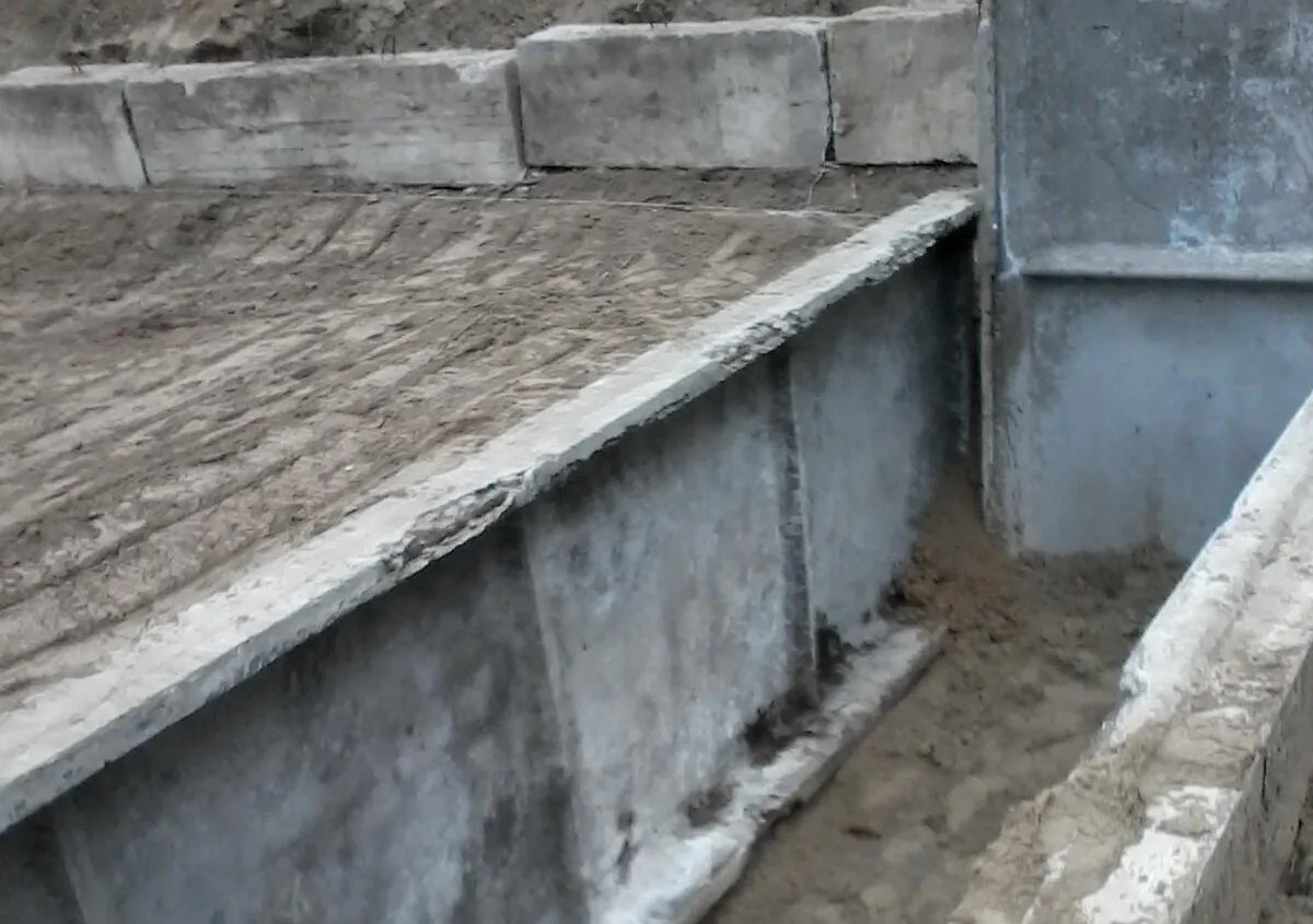 В один день сделали яму, облицевали плитами и установили на 4-метровые ноги на ж/б подушки понтонную бочку на 7 кубов. Фото Алёны 👉