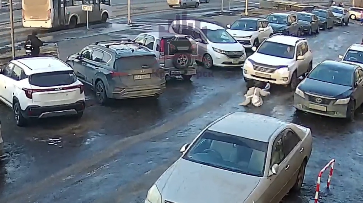     В Красноярске кроссовер переехал 13-летнюю школьницу