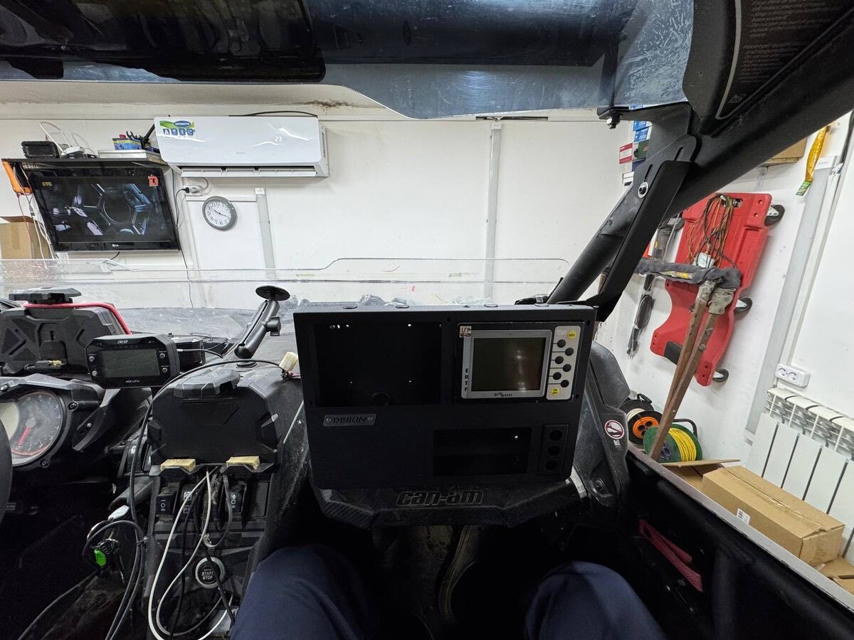 Приборы почти на месте. Поедем с ветерком и задушевными разговорами. Фото - А. Гребенюк. 