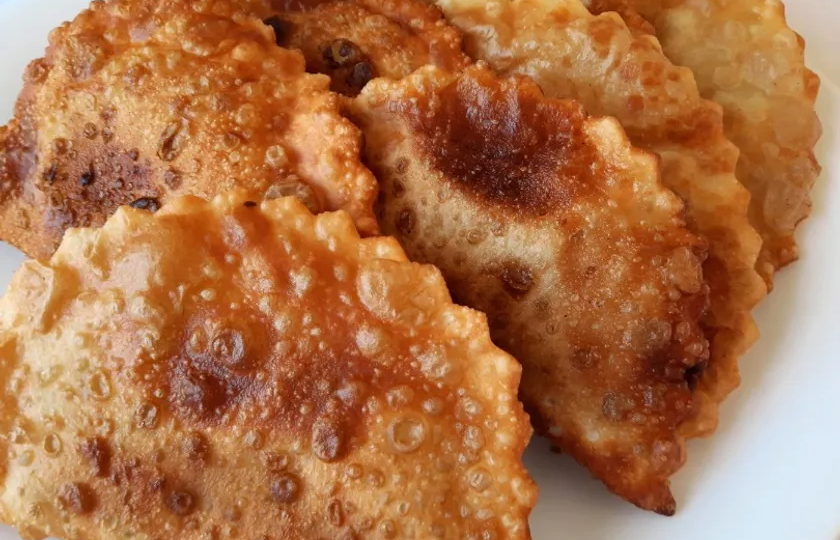 Чебуреки по советскому рецепту. Хрустящие и сочные внутри