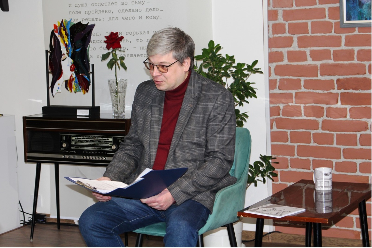 Алекскй Дунев, руководитель ЛИТО "Царскосельская лира" (сайт okudjava-tagil-ru )