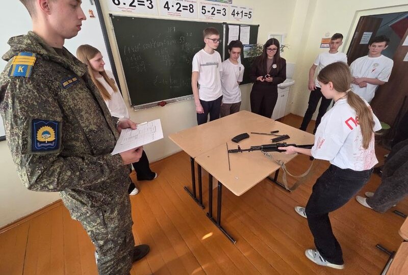 Школьники собирали автомат, натягивали противогаз и на бегу обходили препятствия под присмотром будущих офицеров