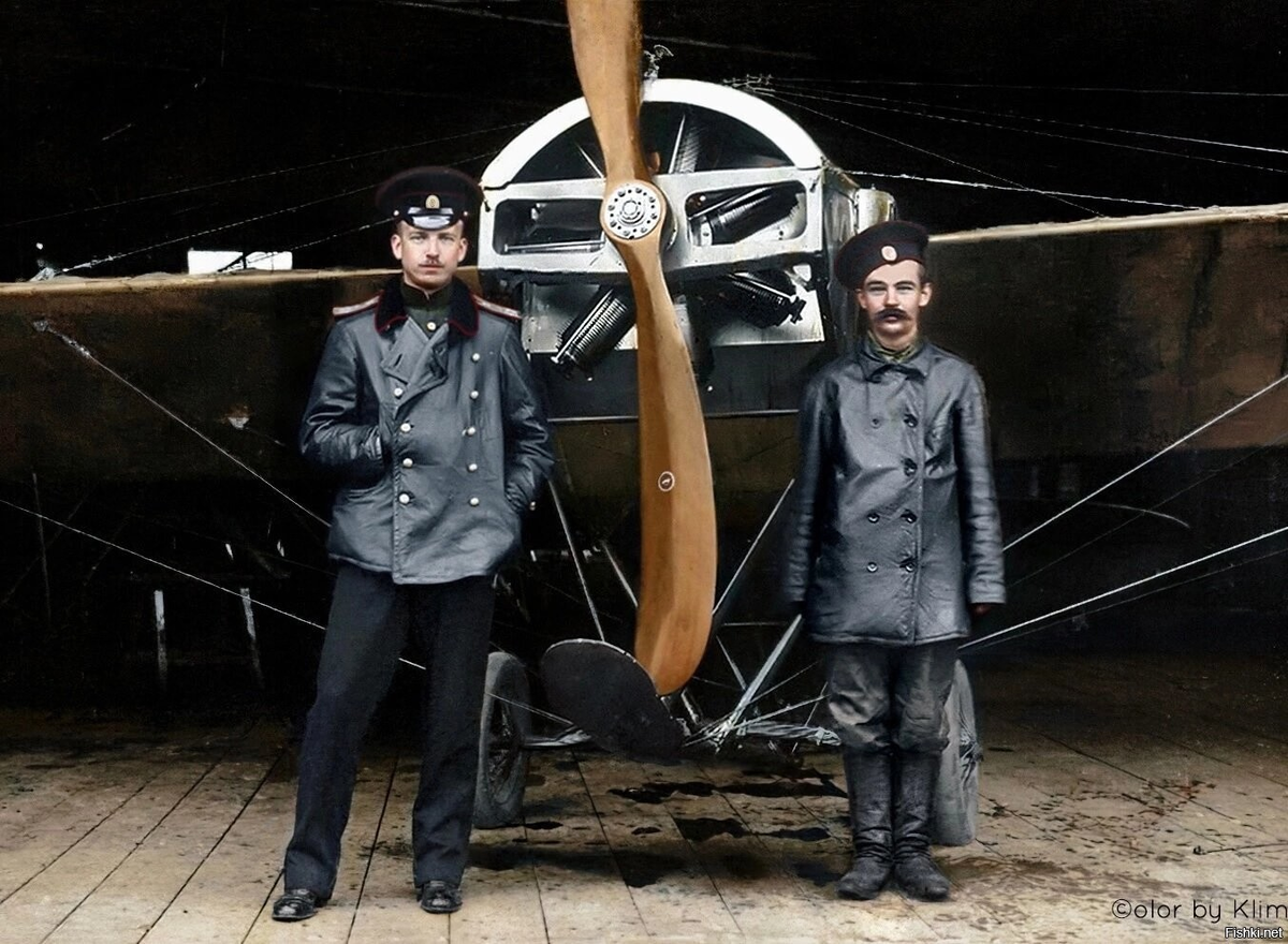 П.Н.Нестеров (слева) и его механик Г.М. Нелидов, 1914 год