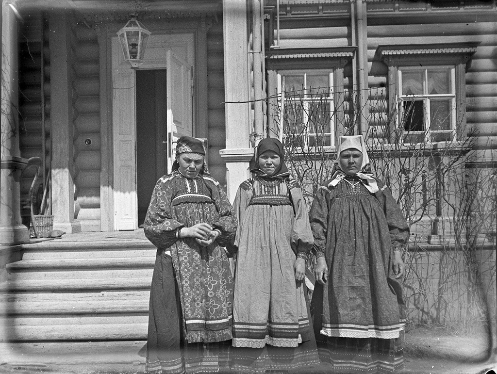 Три крестьянские женщины. «Рязанские кособрюхие».
Александр Живаго, 19 апреля 1898, Московская губ., Богородский у., усадьба Тимофеевка, ГМИИ им. А. С. Пушкина.