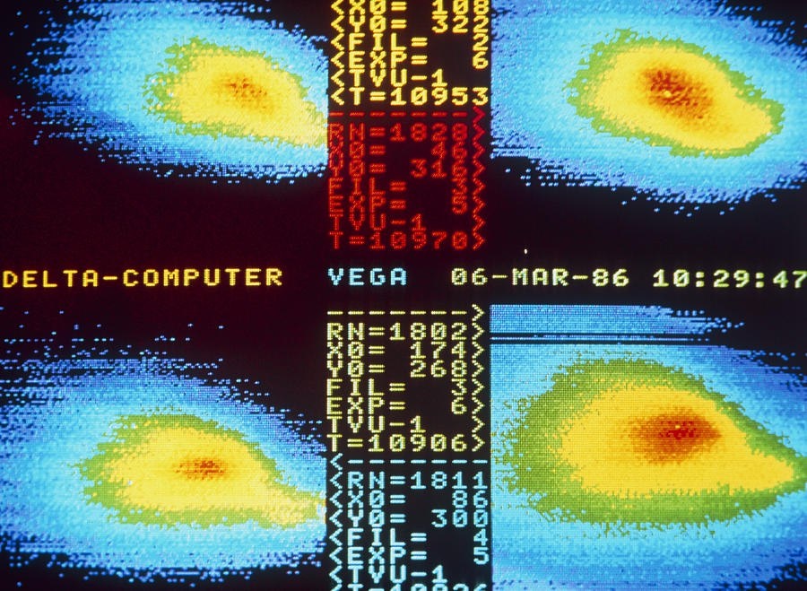 Необработанные изображения ядра кометы Галлея, которые транслировались в прямом эфире 6 марта 1986 года.