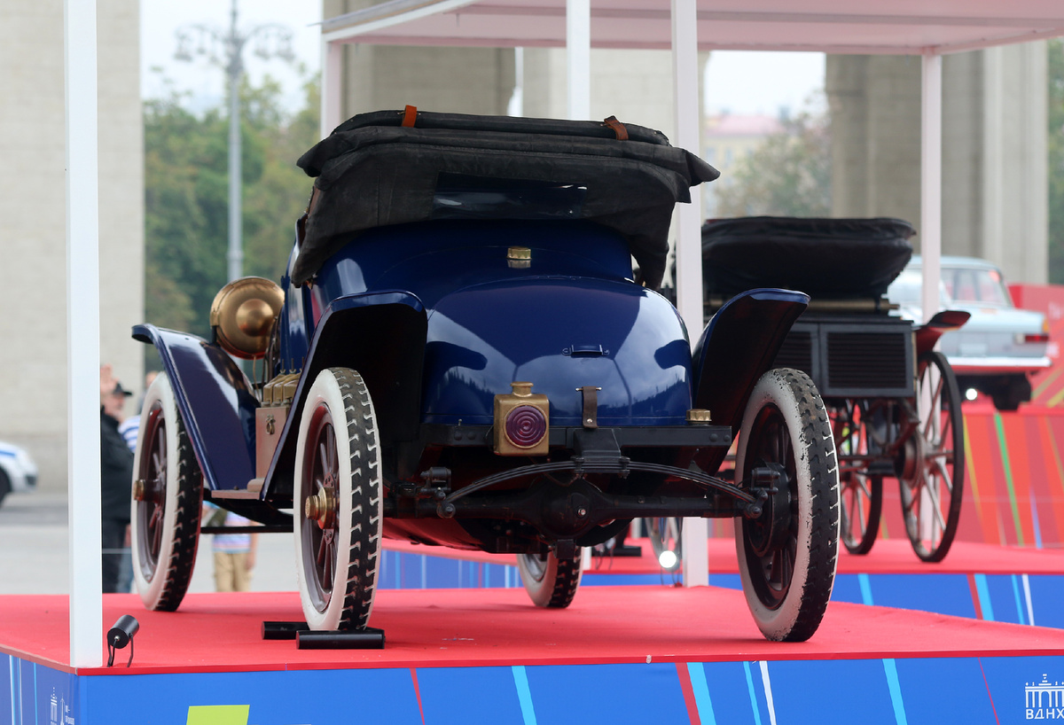 рядом еще одна реплика - автомобиль Петра Фрезе и Евгения Яковлева