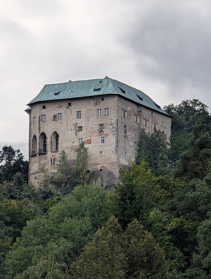 На фотографии представлен общий вид замка Гоуска, возвышающегося на крутом скалистом утесе. Это именно тот ракурс, который заставляет поверить в самые мрачные легенды.