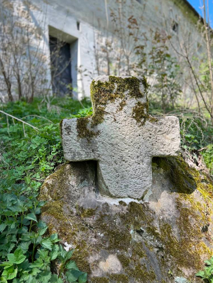 Печать на камне: древний крест у подножия Хоуски — немой страж, охраняющий покой окрестностей
