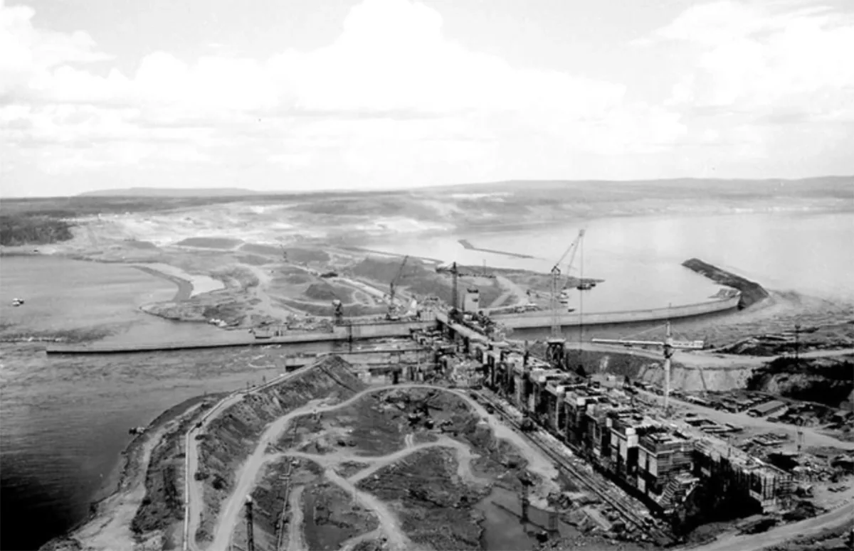 Полноводная Ангара покорена, но ГЭС заработает ещё не скоро. Источник: Vk.com / historickrasnoyarsk