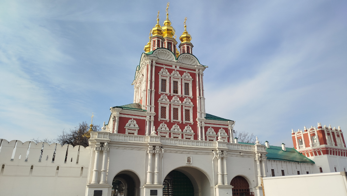 Новодевичий ставропигиальный женский монастырь в Москве