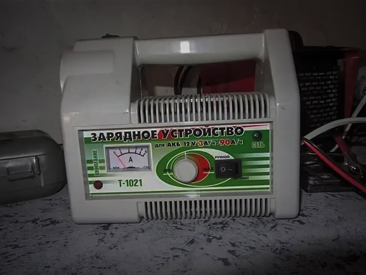 мой первый "зарядник", который быстро вышел из строя