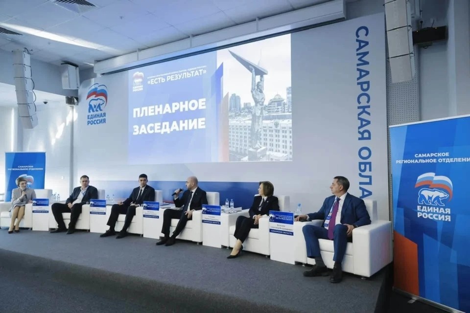    Открыл пленарное заседание губернатор Вячеслав Федорищев. Фото: Правительство Самарской области.