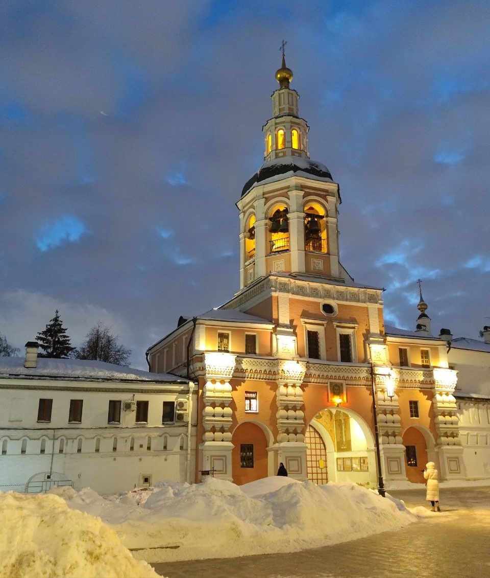 Святые врата и надвратная колокольня с церковью Симеона Столпника. Нарышкинское (московское) барокко.