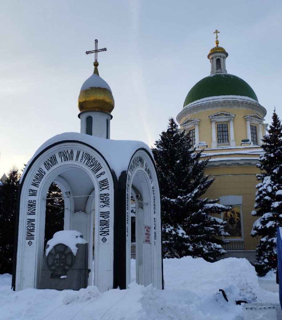 Надкладезная часовня (часовня над колодцем). Построена в 1988 году.
