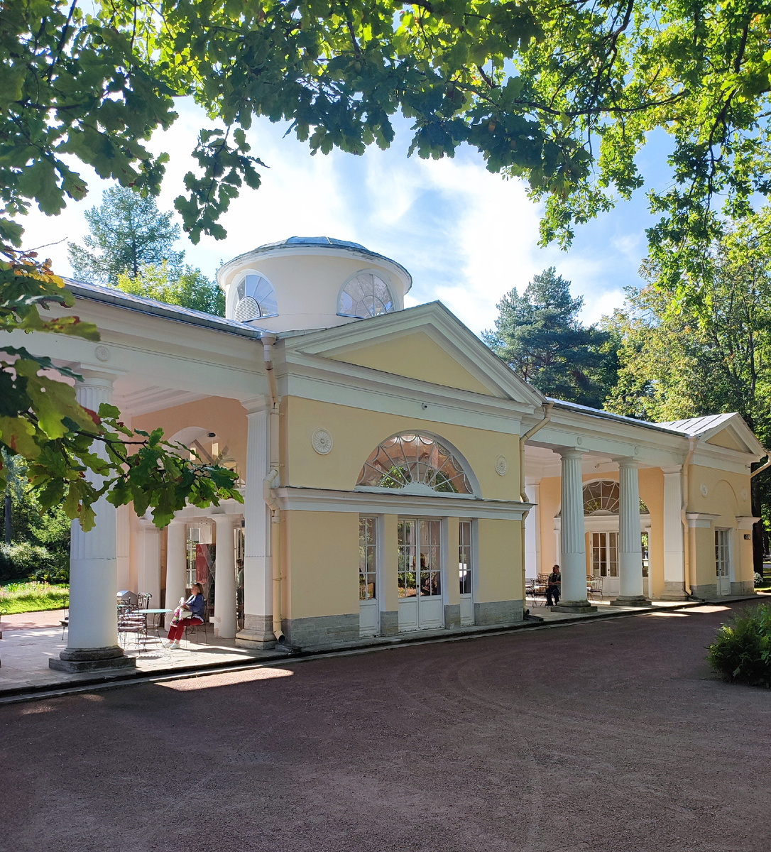 Сейчас в центральном зале находится кафе. А в боковых помещениях выставлены оригиналы скульптуры парка 
