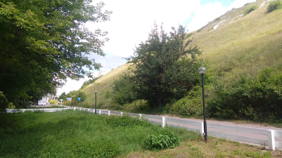 Здесь: въезд на территорию музея. Касса, кафе и сувенирный магазин. В галерее дополнительные пояснения.