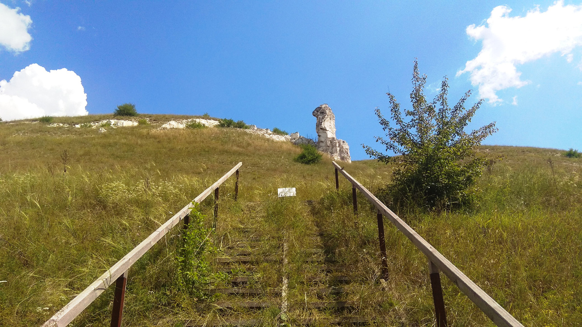 Вот она, устрашающая табличка, напоминающая о змеях. Сзади - меловой столб-останец.