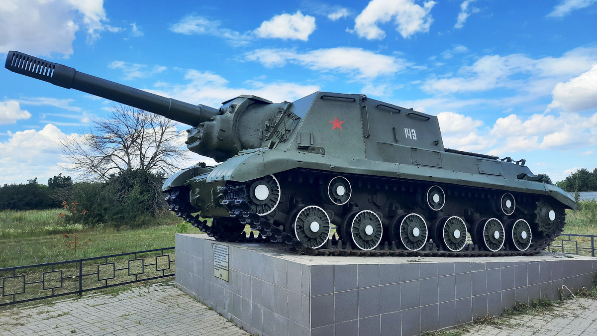 На фото: ИСУ-152. Надпись на табличке в основании памятника: "Здесь, на окраине села Пухово, 14 января 1943 года танковая рота под командованием старшего лейтенанта Козлова Петра Алексеевича вступила в неравный бой с фашистскими захватчиками. Находясь в подбитом танке, будучи раненым, Козлов П.А.  два часа отражал атаки врага, пока не пришло подкрепление. Указом президиума Верховного Совета СССР Козлову П.А. посмертно присвоено звание Героя Советского Союза".